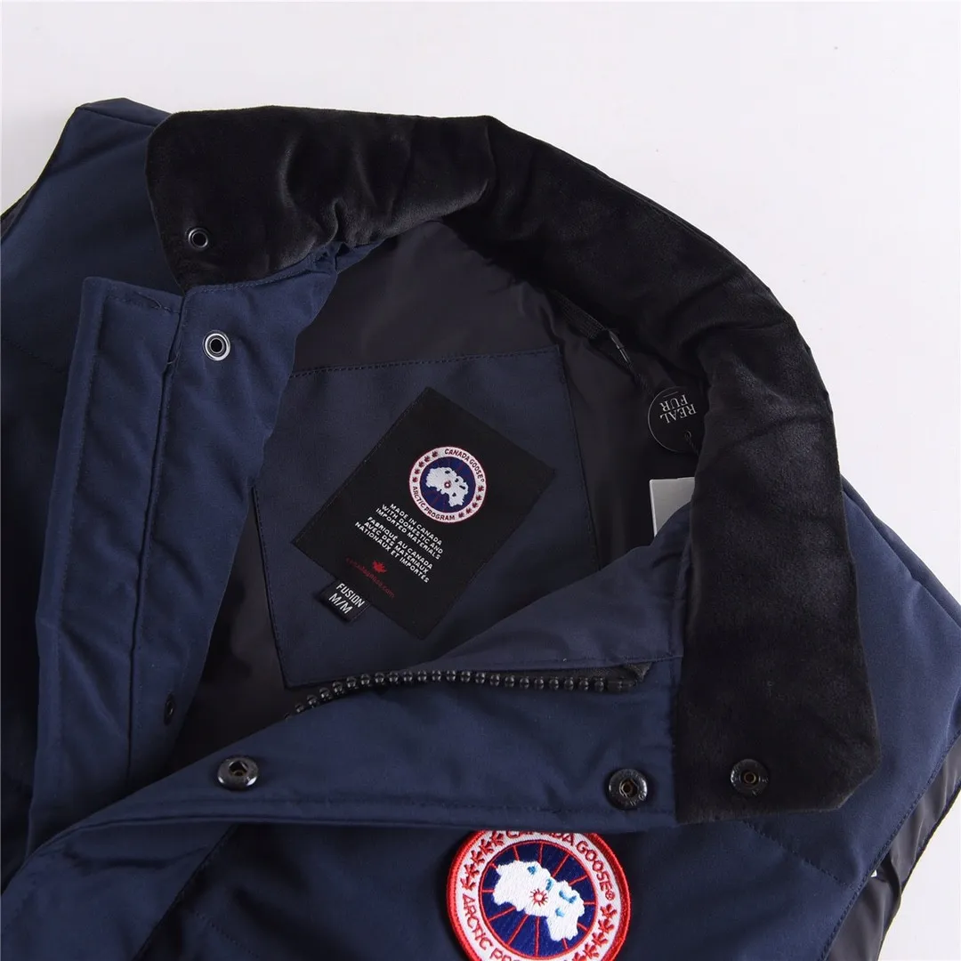 P320 Canada Goose Canada Goose #Freestyle Crew 4154M men's and women's vest down# ➖ Genuine synchronous anti-counterfeiting chip sensor! ➖ Imported Behringer embroidery machine to customize 10,000-needle embroidery logo! ➖ Imported 21-count polyester-cotton blended original fabric, using Feather-Light 10D waterproof coating fabric, made of 84.5% polyester fiber and 15.5% cotton, 100% the best feel in the entire network! ➖ The genuine official website uses the national standard 80 white duck down, and will never be misled by false claims such as 90 down or goose down! ➖ 100% nylon nylon lining with double double-layer sealing design to prevent velvet from running away. Top-grade polar fleece is used in the collar and pockets to keep warm and comfortable! ➖ Yoshida YKK provides original custom-made electroplated sliders. YKK two-way lockable zippers are tight and smooth and will not peel off paint! ➖ 3M composite original Velcro is durable, and all accessories and hardware are disassembled and customized!  SIZE: XS S M L XL XXL [Attached: Size chart]